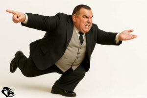 L’écrivain Laurent Chani adopte une posture théâtrale et déterminée, pointant dans deux directions opposées | Author Laurent Chani strikes a dramatic, determined pose, pointing in two opposite directions