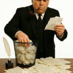 Un auteur de science-fiction en costume sombre, pipe à la bouche, examine attentivement une feuille manuscrite tout en jetant des brouillons froissés dans une corbeille, entouré de nombreux papiers épars sur son bureau. | A SF novelist in a dark suit, pipe in his mouth, carefully studies a handwritten page while discarding crumpled drafts into a bin, surrounded by scattered papers on his desk.